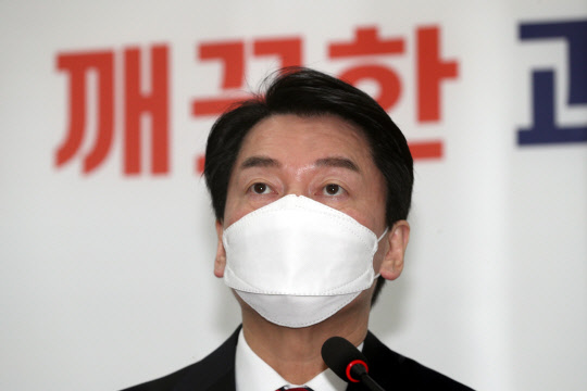 안철수 국민의당 대선후보가 10일 국회에서 열린 중앙선거대책위원회의에서 발언하고 있다. 국회사진기자단=연합뉴스